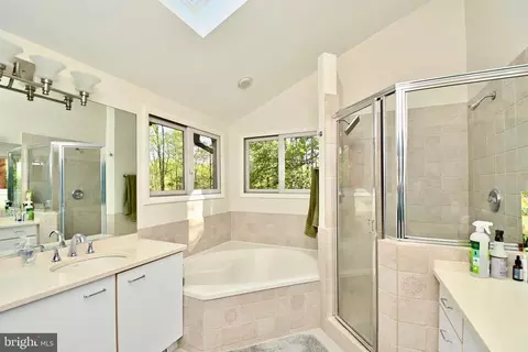 Bath - 2301 November Ln, Reston, VA 20191 photo 3 of 4