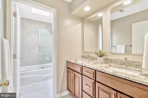 Bath - 12902 Brafferton Ct, Herndon, VA 20171 photo 5 of 8