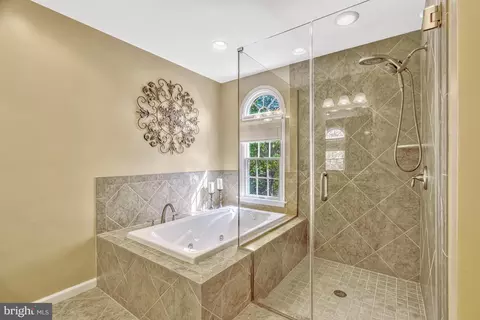 Bath - 12902 Brafferton Ct, Herndon, VA 20171 photo 3 of 8