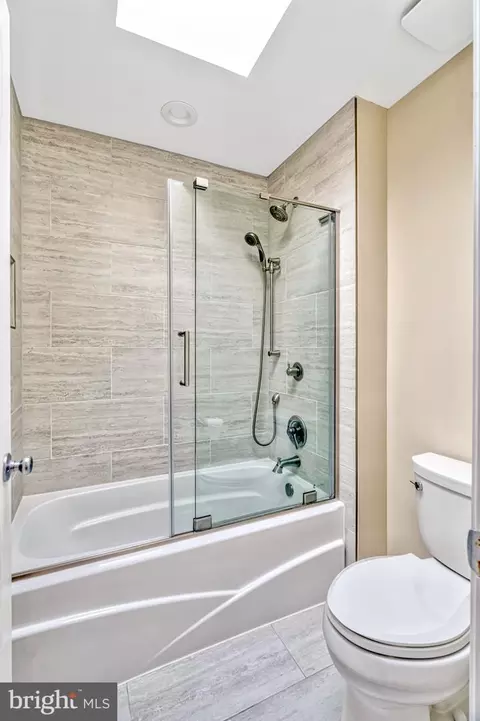 Bath - 12902 Brafferton Ct, Herndon, VA 20171 photo 6 of 8