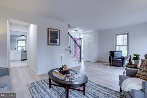 Living - 7201 Burton Hill Ct, Springfield, VA 22152 photo 4 of 5