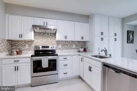 Kitchen - 7201 Burton Hill Ct, Springfield, VA 22152 photo 2 of 4