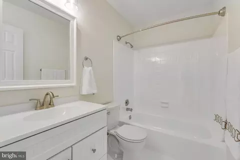 Bath - 2199 Pond View Ct, Reston, VA 20191 photo 3 of 4
