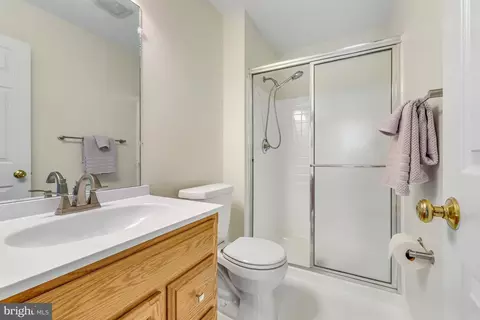 Bath - 2199 Pond View Ct, Reston, VA 20191 photo 2 of 4
