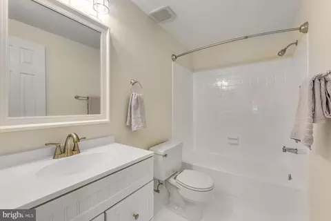 Bath - 2199 Pond View Ct, Reston, VA 20191 photo 4 of 4
