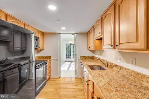 Kitchen - 2199 Pond View Ct, Reston, VA 20191 photo 4 of 6