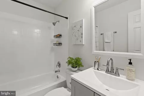 Bath - 1780 Westwind Way #92, Mclean, VA 22102 photo 2 of 2