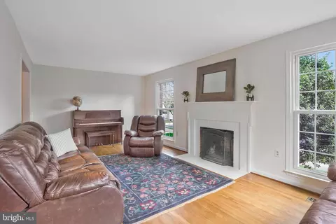 Living - 7075 Leestone St, Springfield, VA 22151 photo 2 of 6