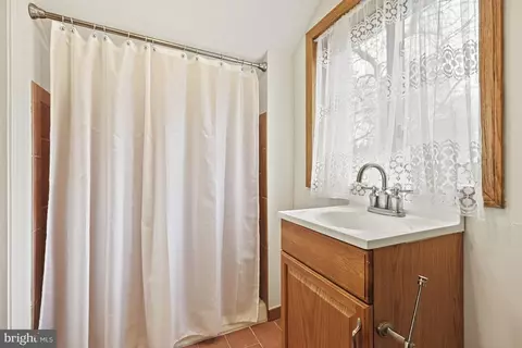 Bath - 6433 Tucker Ave, Mclean, VA 22101 photo 3 of 4