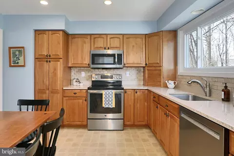 Kitchen - 7104 Rolling Forest Ave, Springfield, VA 22152 photo 2 of 4