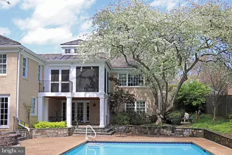 Exterior - 6305 Stoneham Ln, Mclean, VA 22101 photo 3 of 50