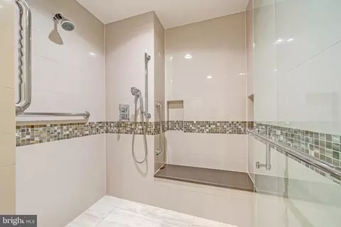Bath - 6305 Stoneham Ln, Mclean, VA 22101 photo 3 of 7
