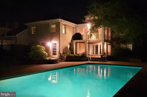 Exterior - 6305 Stoneham Ln, Mclean, VA 22101 photo 4 of 50