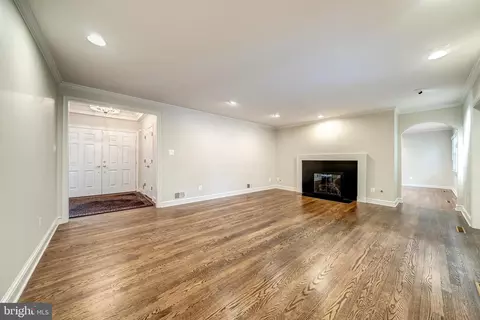 Living - 6305 Stoneham Ln, Mclean, VA 22101 photo 3 of 11