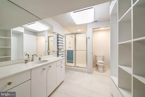 Bath - 6305 Stoneham Ln, Mclean, VA 22101 photo 6 of 7