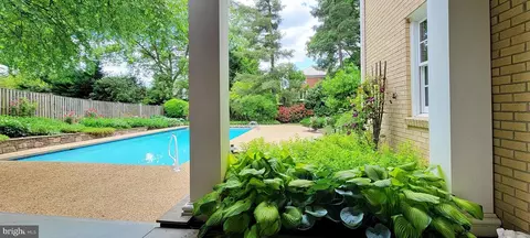 Exterior - 6305 Stoneham Ln, Mclean, VA 22101 photo 16 of 50