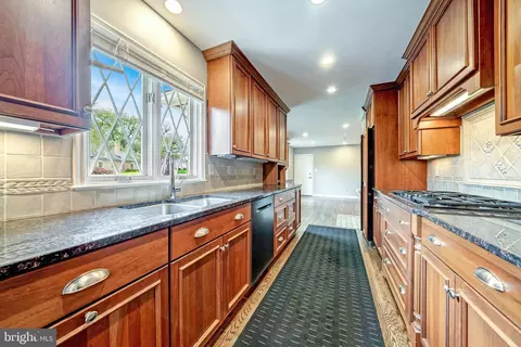 Kitchen - 6305 Stoneham Ln, Mclean, VA 22101 photo 1 of 6