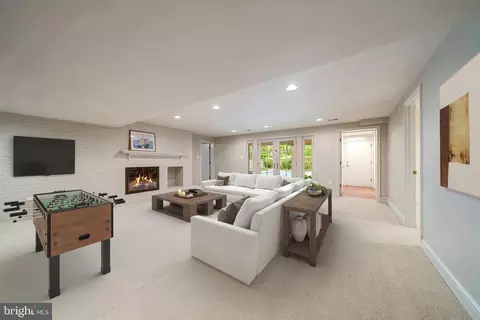 Living - 6305 Stoneham Ln, Mclean, VA 22101 photo 9 of 11