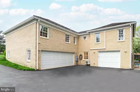 Exterior - 6305 Stoneham Ln, Mclean, VA 22101 photo 8 of 50