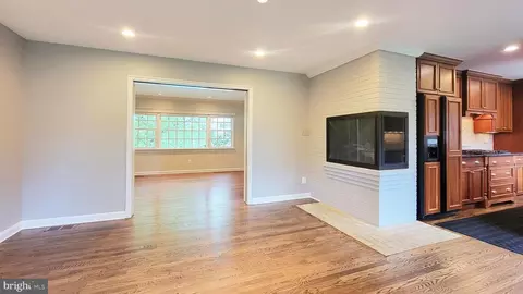 Living - 6305 Stoneham Ln, Mclean, VA 22101 photo 6 of 11