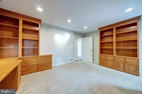 Bedroom - 6305 Stoneham Ln, Mclean, VA 22101 photo 3 of 4
