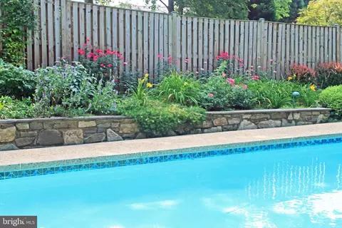Exterior - 6305 Stoneham Ln, Mclean, VA 22101 photo 30 of 50
