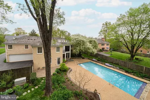 Exterior - 6305 Stoneham Ln, Mclean, VA 22101 photo 6 of 50