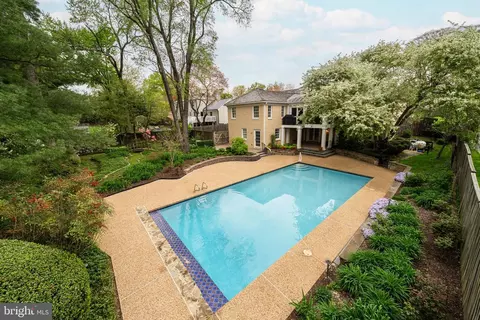 Exterior - 6305 Stoneham Ln, Mclean, VA 22101 photo 5 of 50