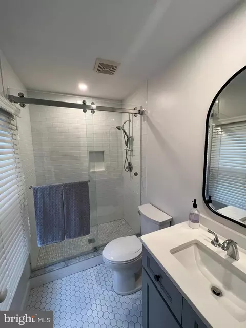 Bath - 6858 Saint Albans Rd, Mclean, VA 22101 photo 3 of 5
