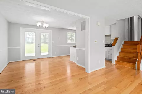 Living - 12824 Framingham Ct, Herndon, VA 20171 photo 3 of 3