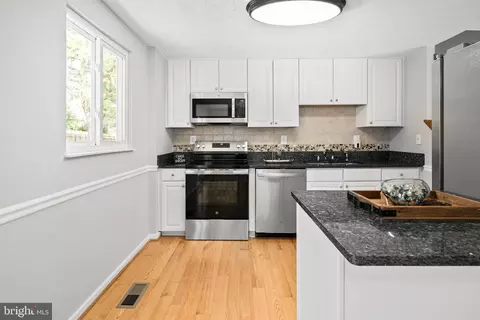Kitchen - 12824 Framingham Ct, Herndon, VA 20171 photo 4 of 7