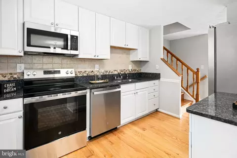 Kitchen - 12824 Framingham Ct, Herndon, VA 20171 photo 6 of 7