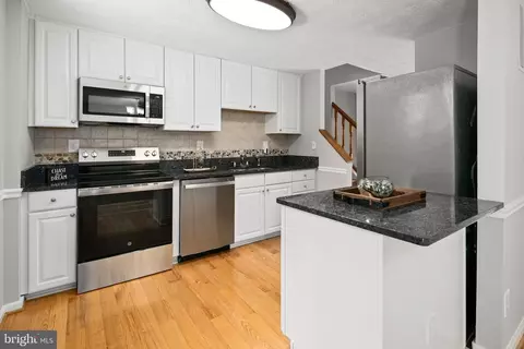 Kitchen - 12824 Framingham Ct, Herndon, VA 20171 photo 5 of 7