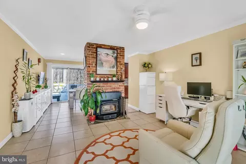 Living - 5530 Belfast Pl, Springfield, VA 22151 photo 5 of 6