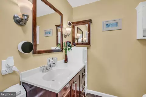 Bath - 5530 Belfast Pl, Springfield, VA 22151 photo 3 of 3