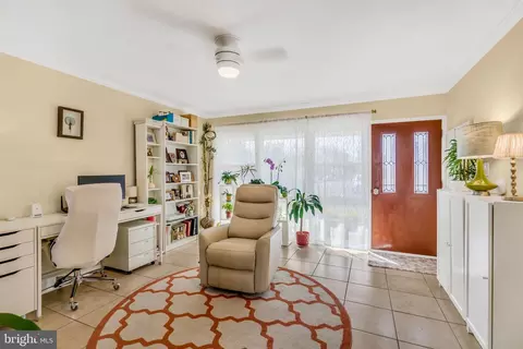 Living - 5530 Belfast Pl, Springfield, VA 22151 photo 2 of 6