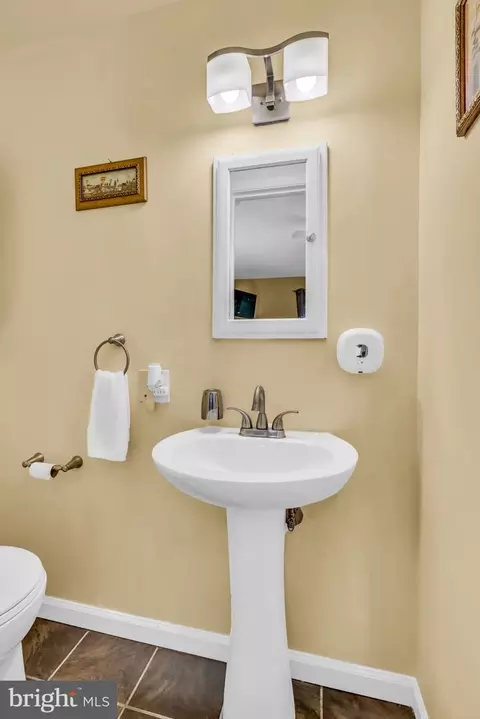 Bath - 5530 Belfast Pl, Springfield, VA 22151 photo 2 of 3