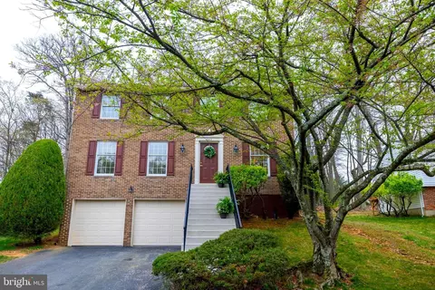 8417 Woodford Ct, Vienna, VA 22182