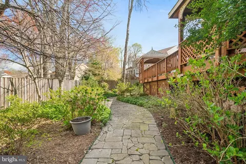 Exterior - 5315 Dunleigh Dr, Burke, VA 22015 photo 6 of 9