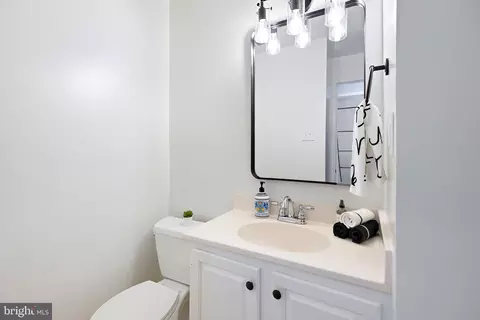 Bath - 6041 Forrest Hollow Ln, Springfield, VA 22152 photo 1 of 6