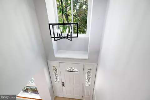 Entry Way - 6041 Forrest Hollow Ln, Springfield, VA 22152 photo 3 of 8
