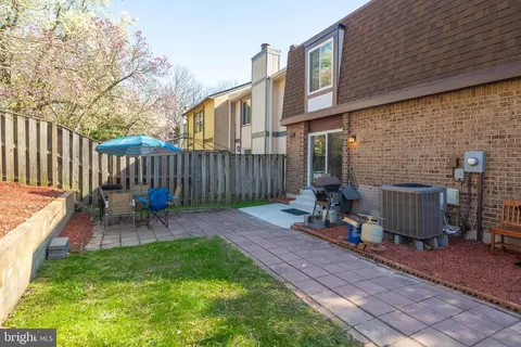 Exterior - 6041 Forrest Hollow Ln, Springfield, VA 22152 photo 5 of 6