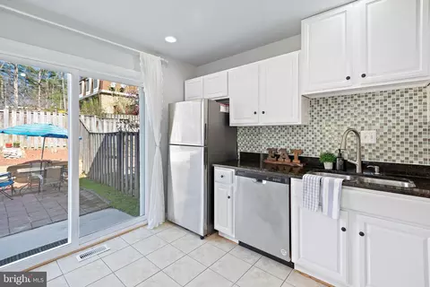 Kitchen - 6041 Forrest Hollow Ln, Springfield, VA 22152 photo 4 of 6