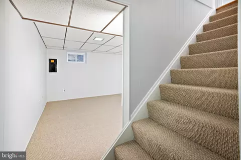 Entry Way - 6041 Forrest Hollow Ln, Springfield, VA 22152 photo 8 of 8