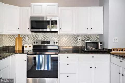 Kitchen - 6041 Forrest Hollow Ln, Springfield, VA 22152 photo 5 of 6