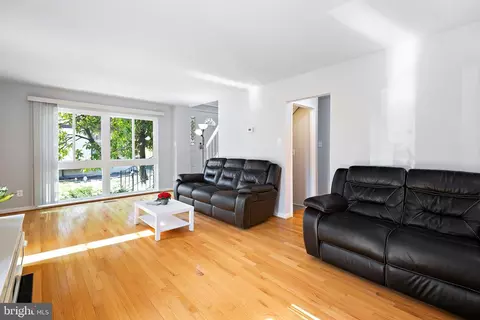 Living - 6041 Forrest Hollow Ln, Springfield, VA 22152 photo 2 of 2