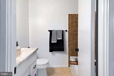 Bath - 6041 Forrest Hollow Ln, Springfield, VA 22152 photo 3 of 6