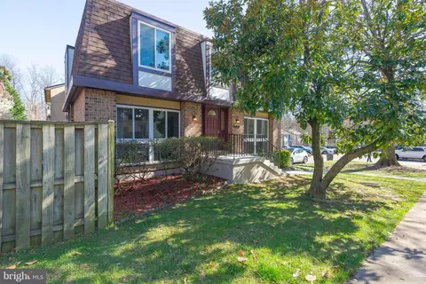 Exterior - 6041 Forrest Hollow Ln, Springfield, VA 22152 photo 2 of 6