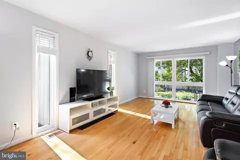 Living - 6041 Forrest Hollow Ln, Springfield, VA 22152 photo 1 of 2