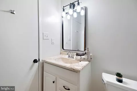 Bath - 6041 Forrest Hollow Ln, Springfield, VA 22152 photo 4 of 6